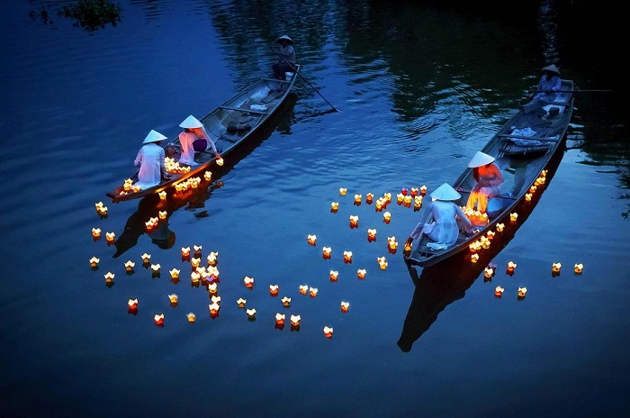 Thả đèn hoa đăng tại sông Hoài - một trải nghiệm thú vị tại Hội An.
